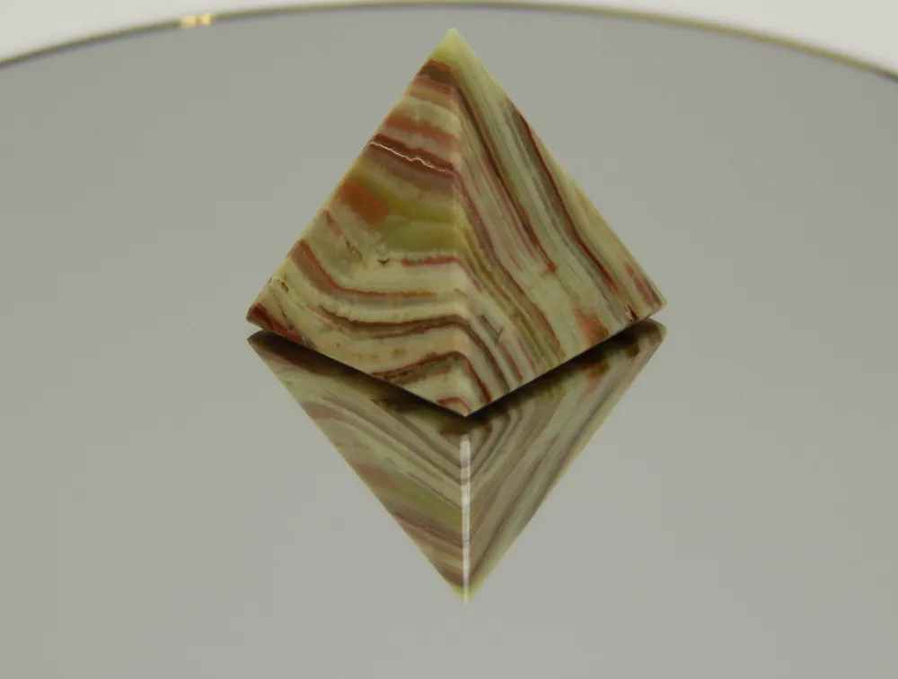 Пирамида ручной работы из натурального камня Оникс 4 см.