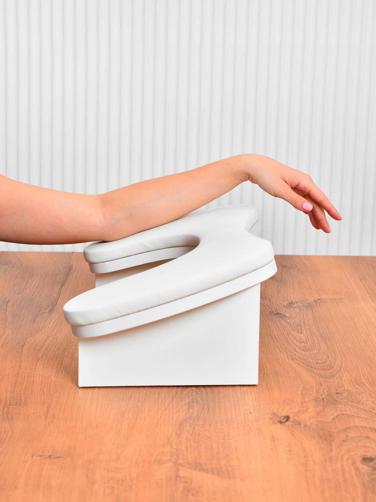 Подставка для рук маникюрная Бабочка KOVALEVSKI, цвет белый