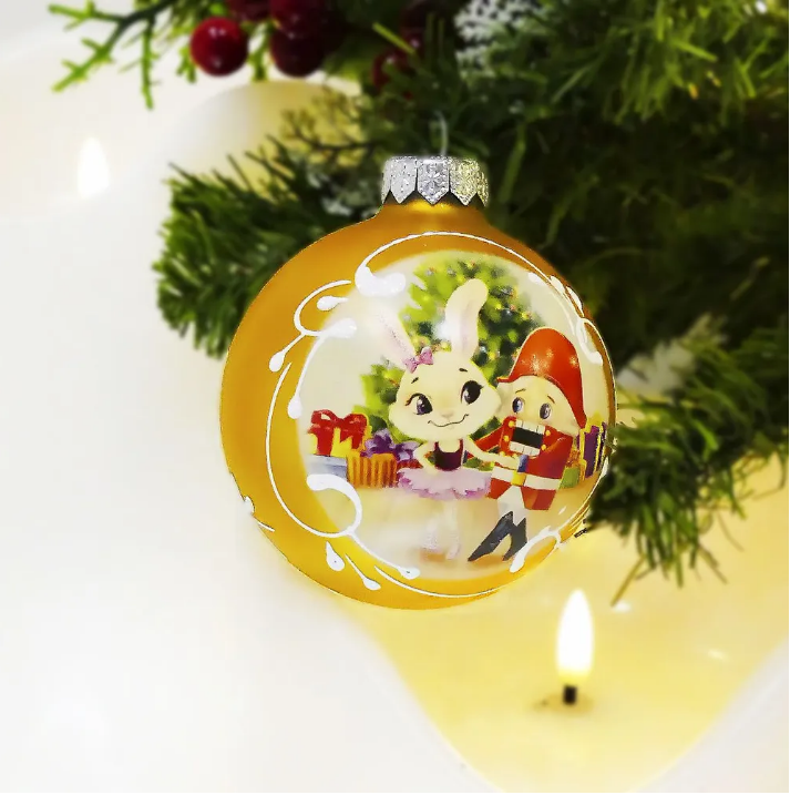 Шар стеклянный декоративный "Зайка Щелкунчик" большой диаметр 8 см