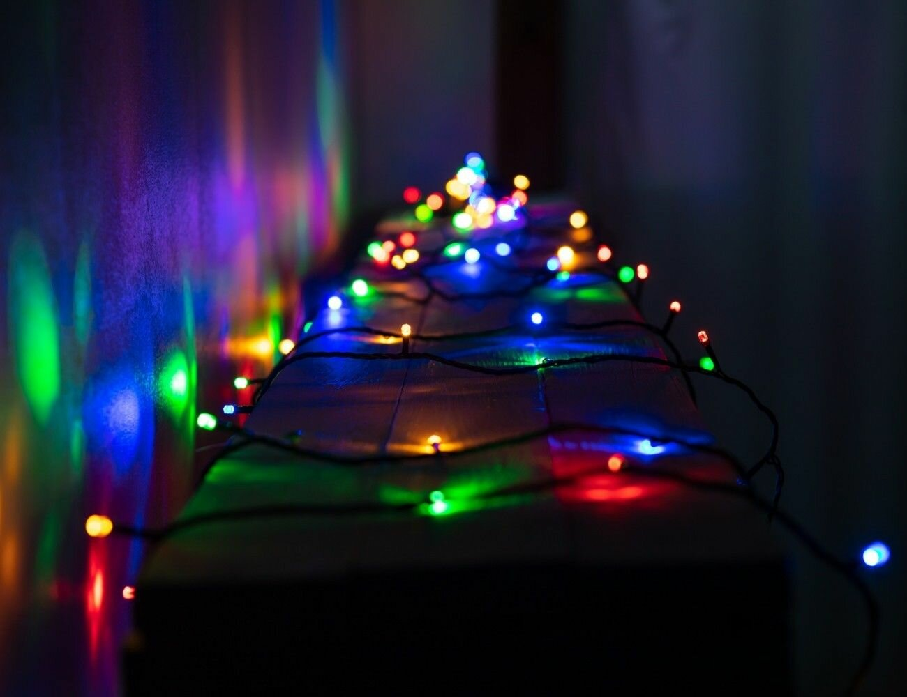 Ярусная гирлянда на елку 240 см - Объемная, 283 разноцветных LED-огня, зеленый ПВХ, контроллер, IP44