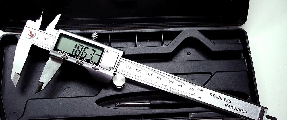 Цифровой штангенциркуль QST EXPRESS 0.01-150mm (Stainless Hardened) в Футляре